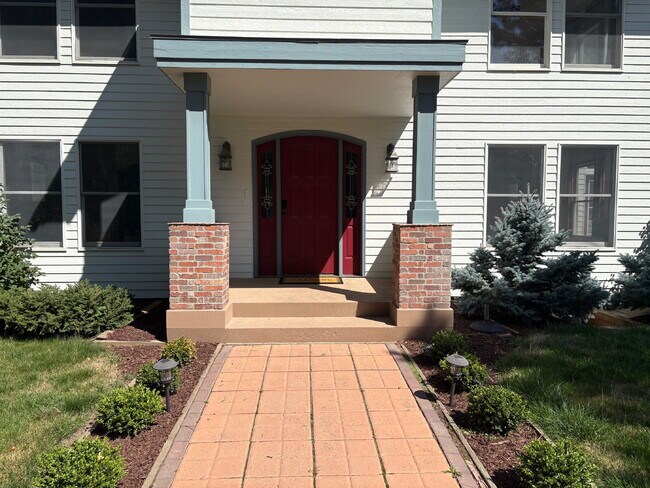 Foto del edificio - Spacious home in country setting, yet close to amenities