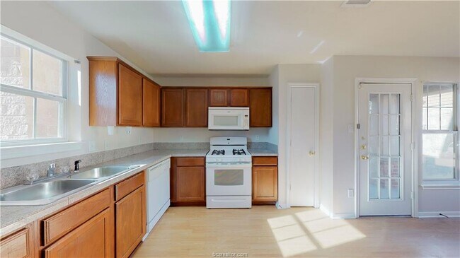 Building Photo - 1816 W Villa Maria Rd