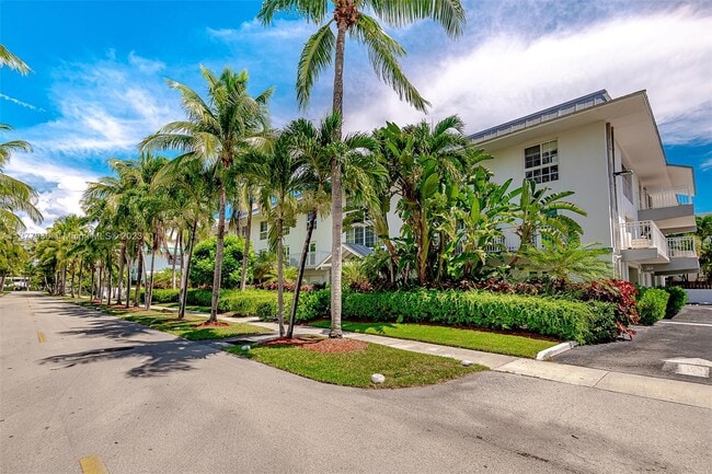 Building Photo - 290 Sunrise Dr