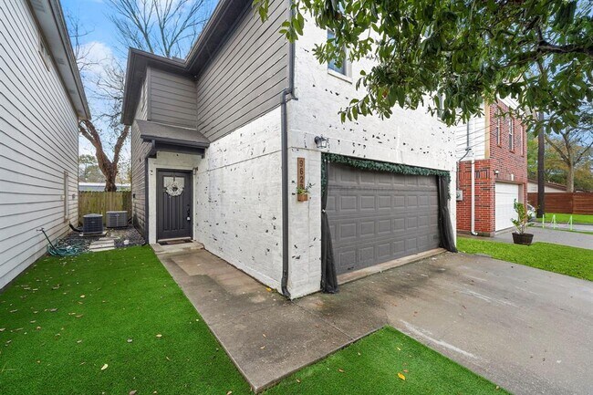Building Photo - 9623 Elmview Pl