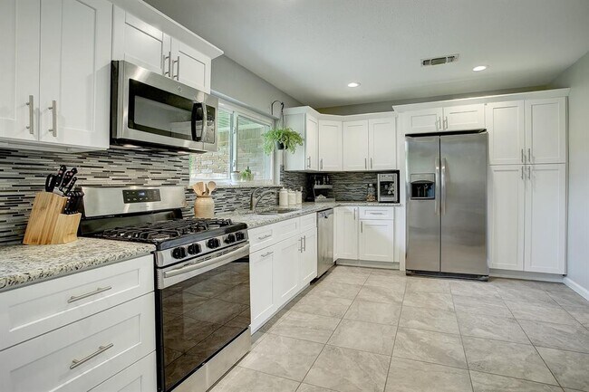 Building Photo - 5118 Saxon Dr