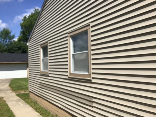 Foto del edificio - 2 Bedroom Single Family Home With Detached...