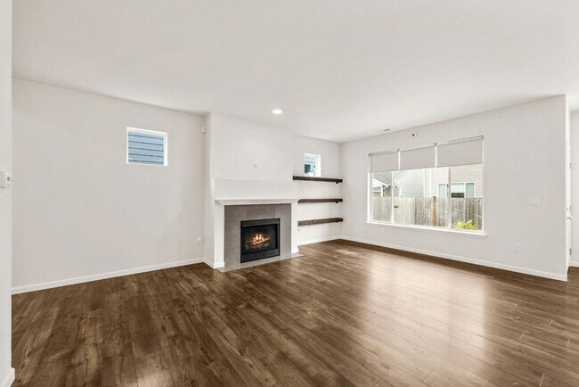 Foto del edificio - Spacious 4-Bedroom Home with Quartz Counters, Fully Fenced Yard & 2-Car Garage in Yelm!