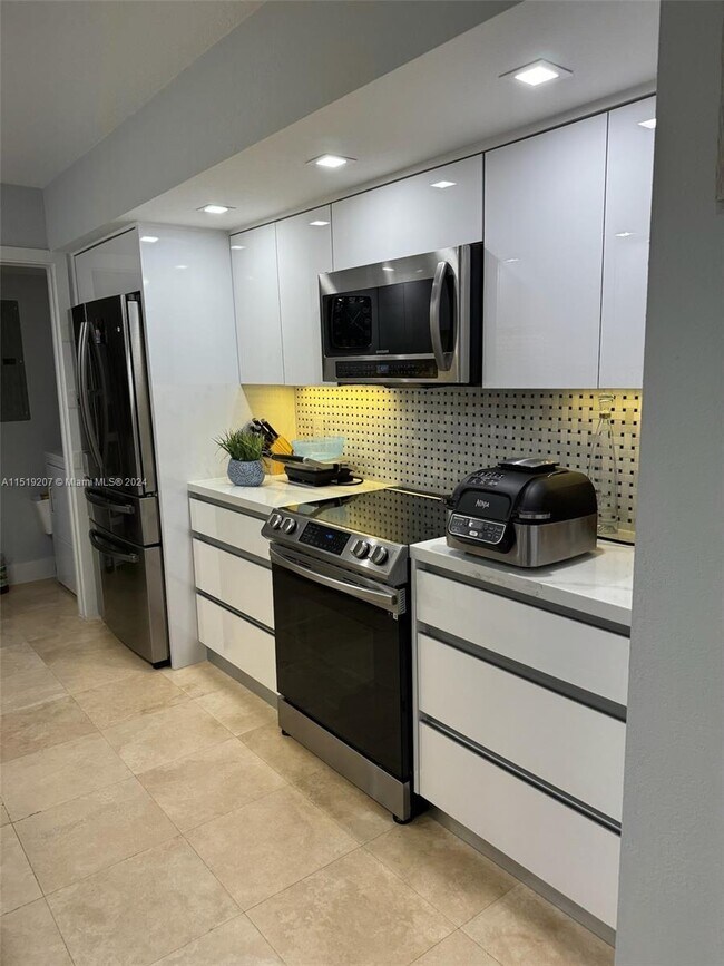 Building Photo - 6917 Collins Ave