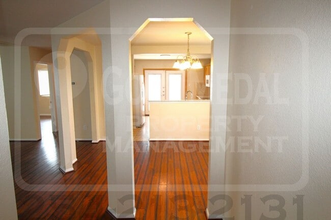 Building Photo - Stunning 4-Bedroom 3-Bathroom home with a ...