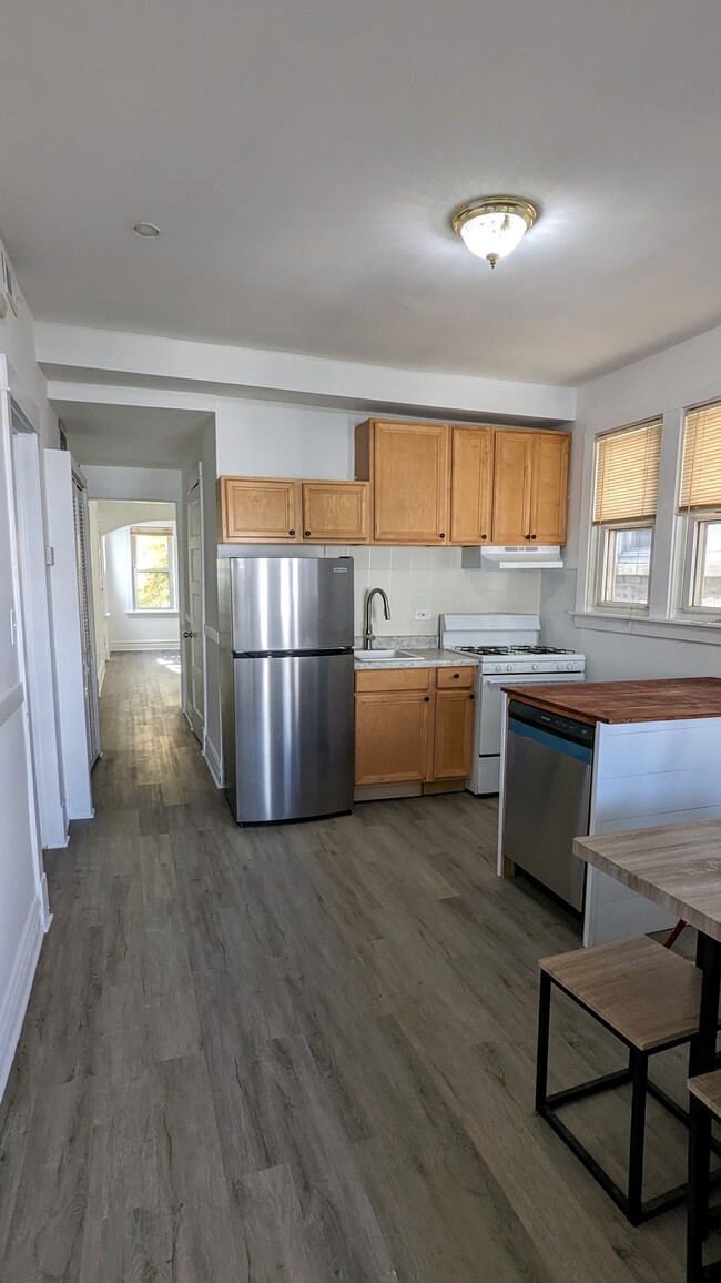 Kitchen - 2536 W Carmen Ave