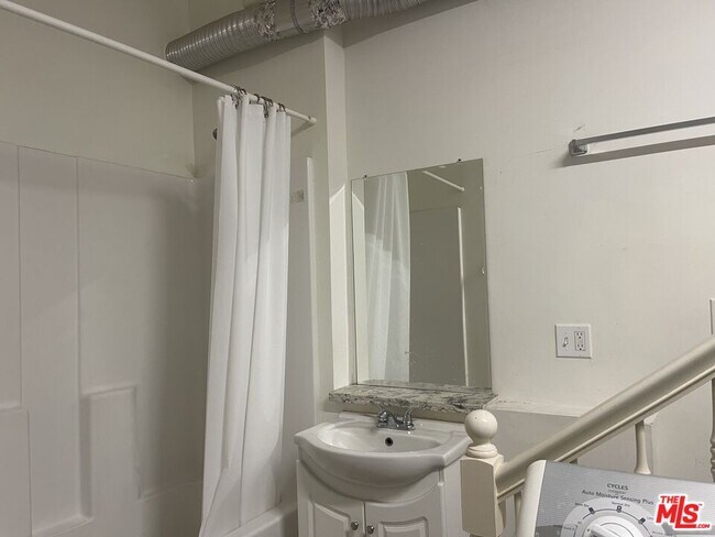 Foto del edificio - 2763 Fairmount Ave