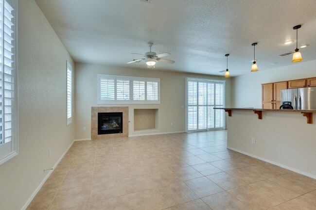 Building Photo - WONDERFUL TOWNHOME WITH GORGEOUS BACKYARD ...