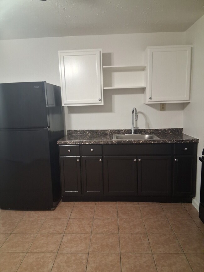 ENCIMERA DE COCINA Y REFRIGERADOR - 1200 E 26th St