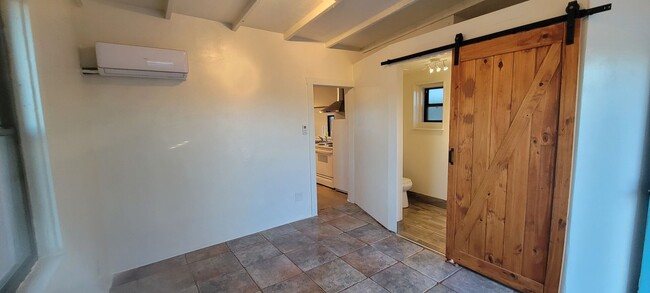 Building Photo - Cute 1940s Adobe 1 BR near Bike Path, Barr...