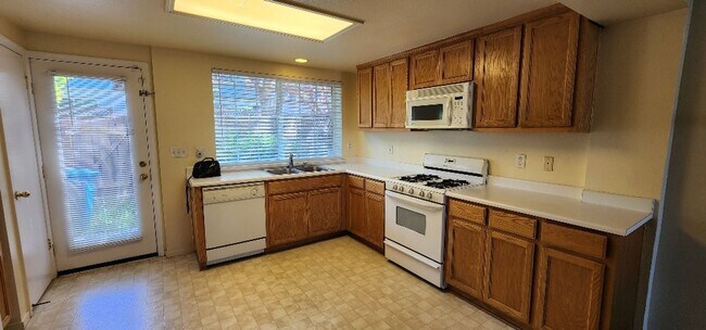 Foto del edificio - Cute 2 Bedroom 1 Bath Condo Daniels Avenue...