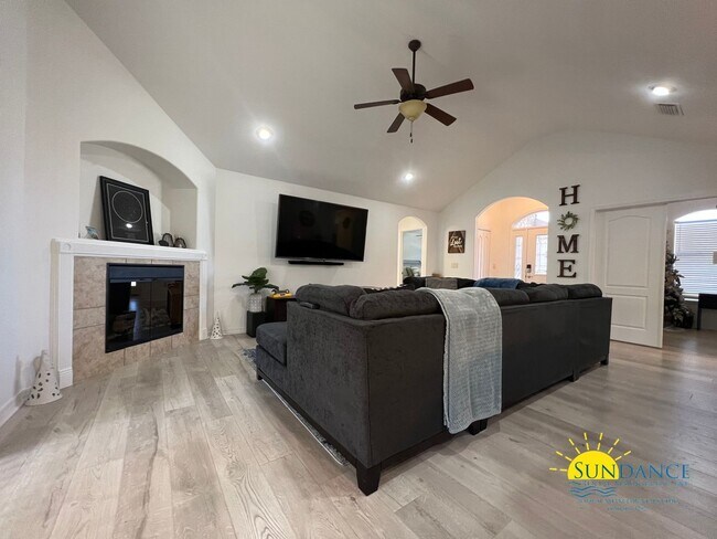 Foto del edificio - Custom details in this show stopping Crest...