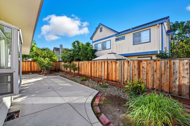 Foto del edificio - Updated Family Spacious Home w/ Fenced in ...