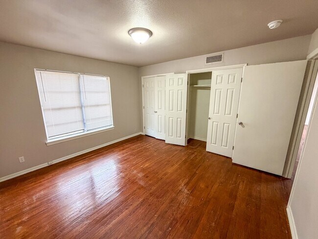 Building Photo - 121 Vandenburg Dr