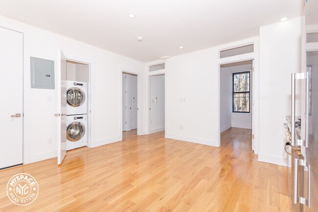 Foto del edificio - 17-26-26 Woodbine St