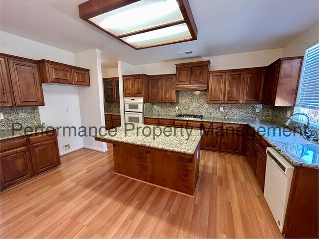 Building Photo - Stunning 5 Bed/3 Bath NW Bakersfield Home ...