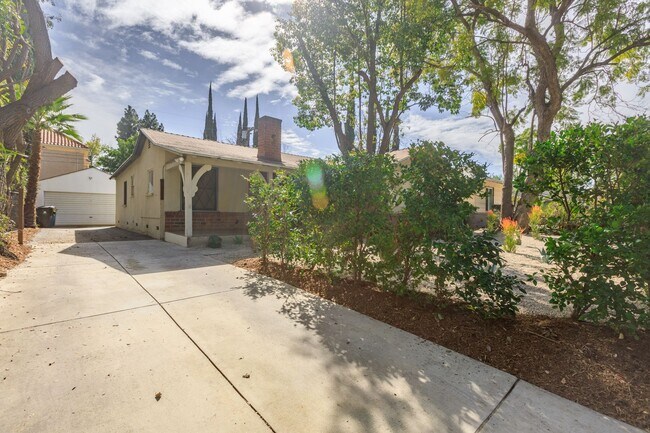 Foto del edificio - Cozy 3-bedroom Home Nestled in Encino!