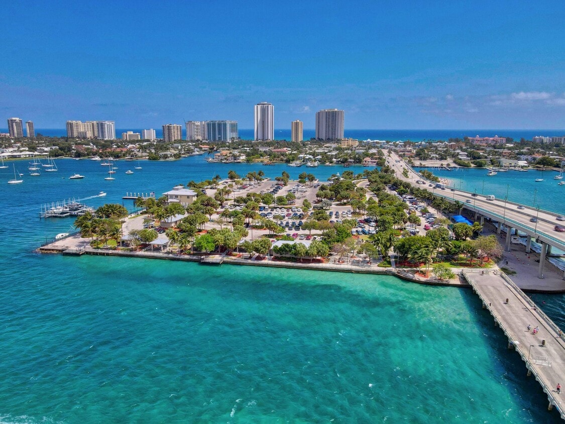 Photo - 2640 Lake Shore Dr (Riviera Beach, FL)