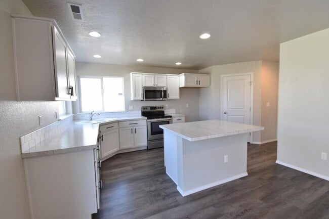 Building Photo - 6825 S Allegiance Ave