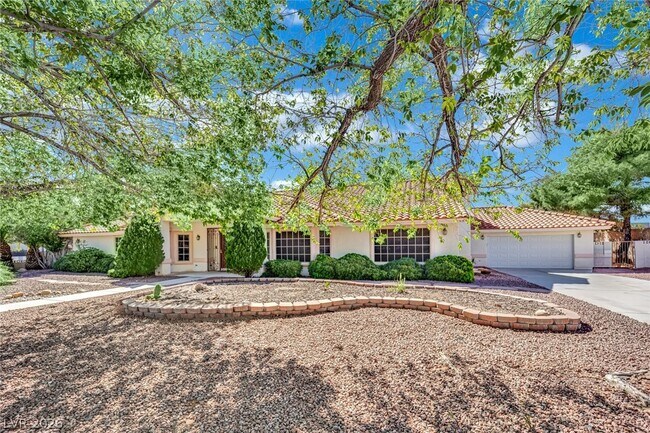 Foto del edificio - 7595 W Camero Ave