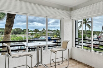 Building Photo - 827 Oak Harbour Dr