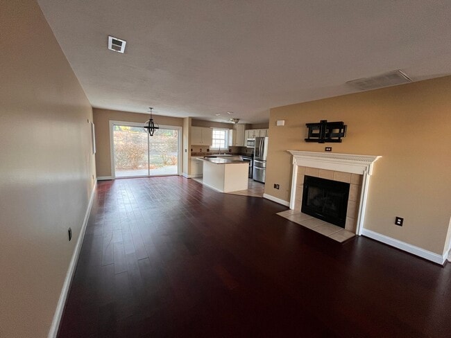 Building Photo - *LEASE PENDING - CURRENTLY UNAVAILABLE* Ex...