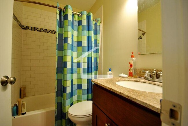 Foto del edificio - Oak Sq Are, Central Heat/AC, In-Unit Washer and Dryer, Backyard, Eat-in Kitchen