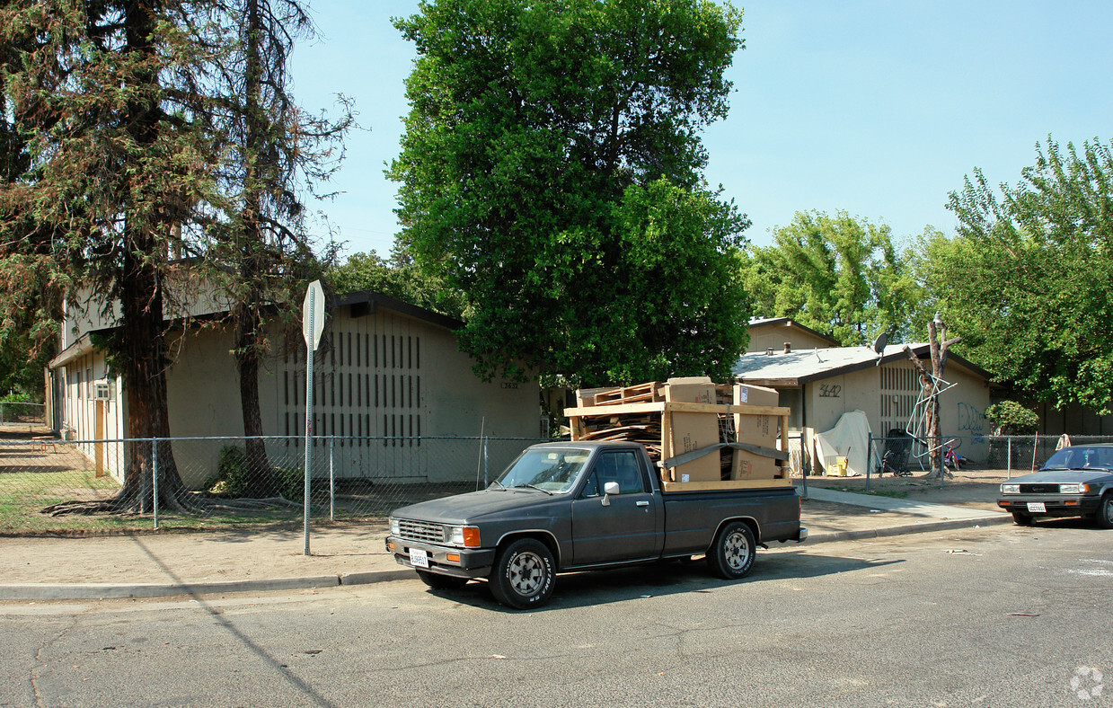 Building Photo - 3652 E Clay Ave