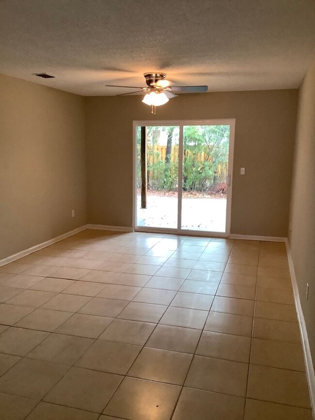 Building Photo - 2 Bedroom, 2 Bath Condo Minutes From Main ...