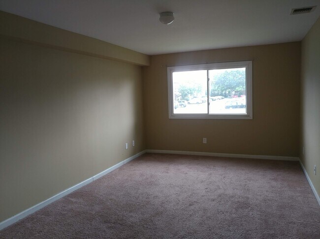 Large BR - 407 College Dr