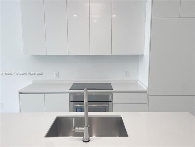 Foto del edificio - 700 NE 24th St