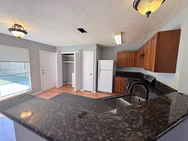 Foto del edificio - 2322 Autumn Springs Ln