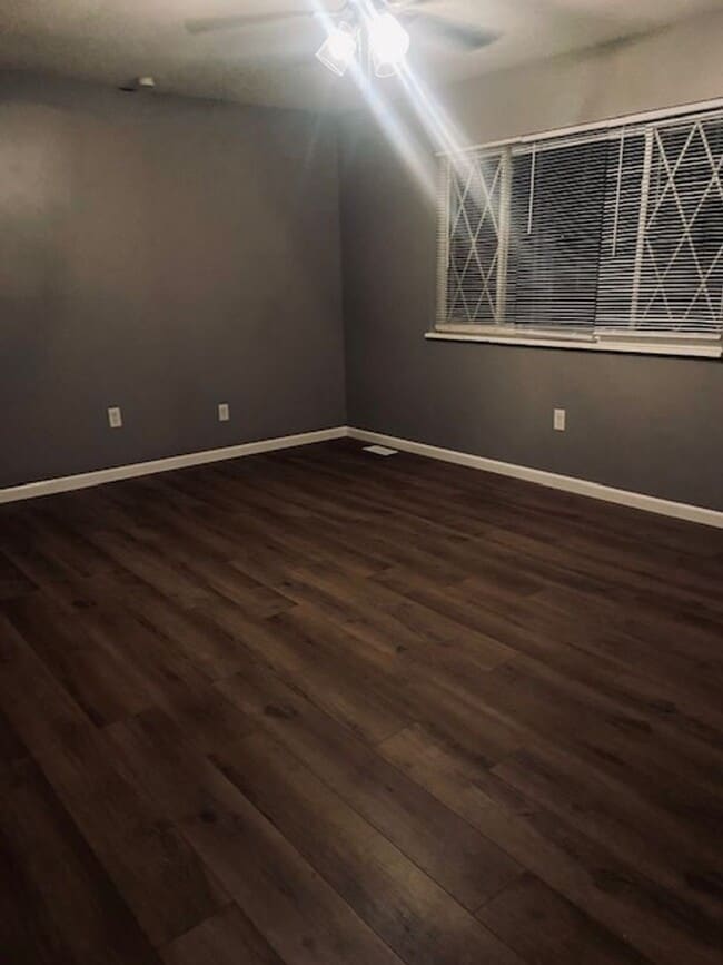 Foto del edificio - 3 Bedroom, 1 Bath House w/Attached Garage and Fenced Yard