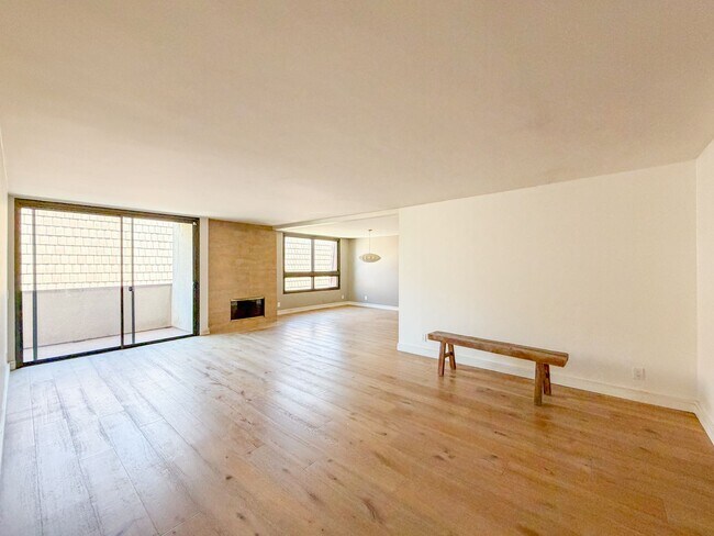 Building Photo - Top Floor Beautiful 2BD 2BA