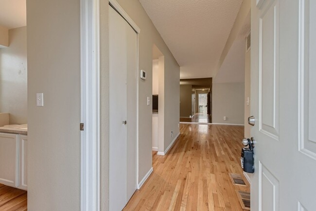 Building Photo - 3 Bedroom 3 Bath in Littleton next to horseshoe park!!