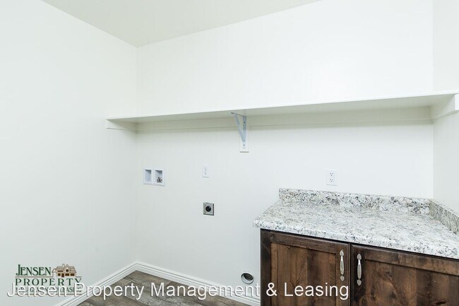 Building Photo - 6 br, 3.5 bath House - 3262 East Livia Drive