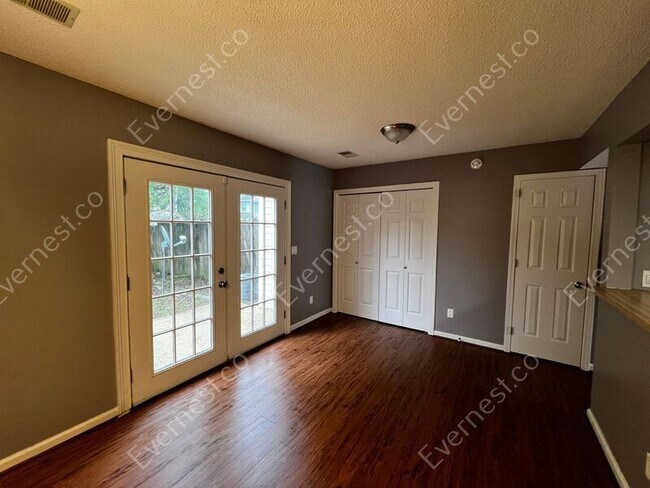 Building Photo - 2225 Cheshire Dr