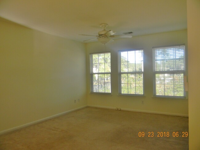 Building Photo - Lovely Coosaw Commons Townhome