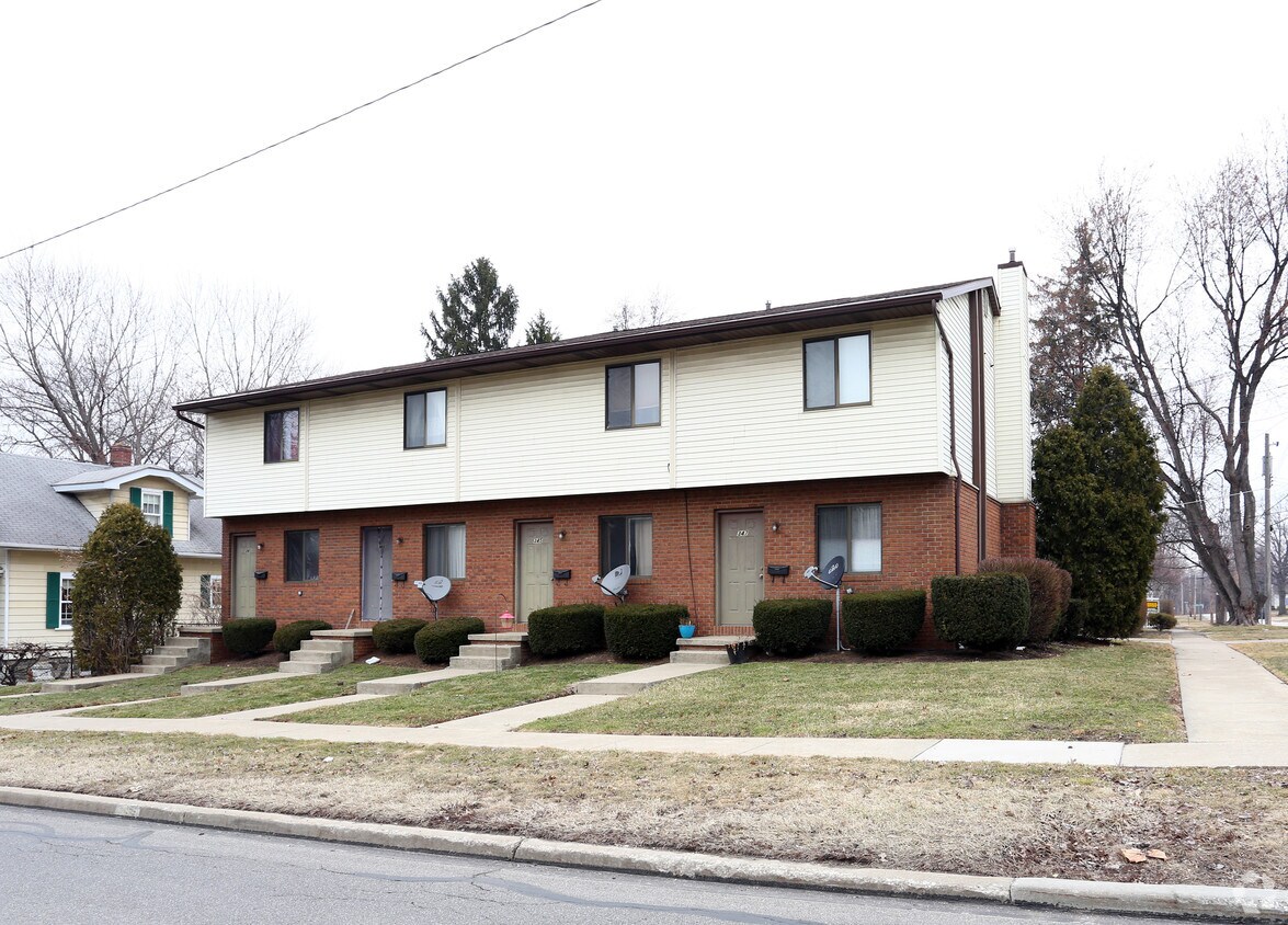 Building Photo - 341-347 E Portage Trl