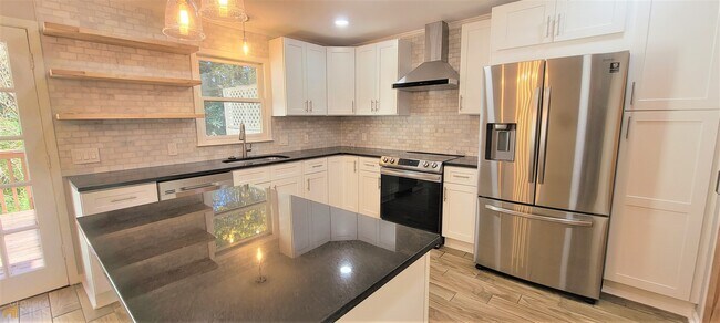 Building Photo - 765 N Parkwood Rd