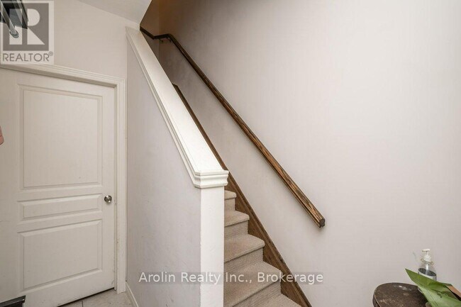 Building Photo - 5 Oxfordshire Ln