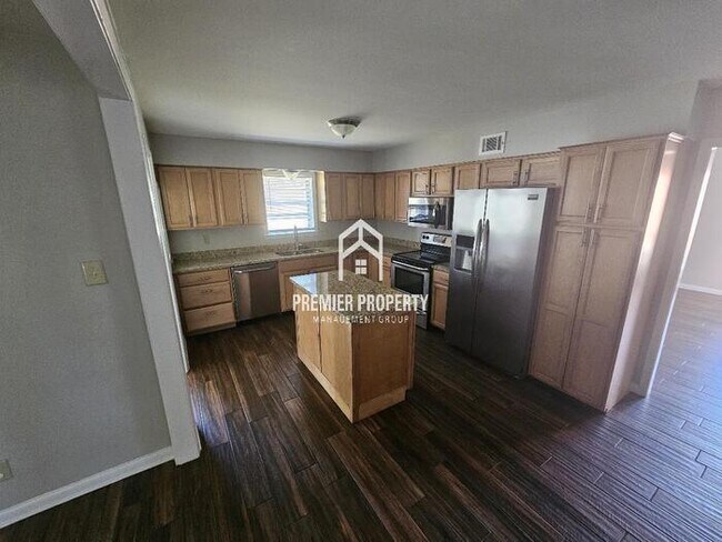 Foto del edificio - 1561 W Churchill Downs