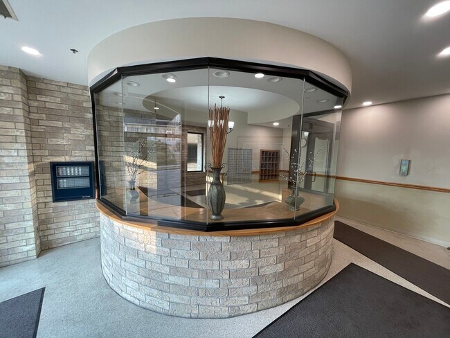 Acceso seguro al edificio - W164N8925 Water St