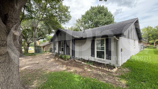 Photo - 306 Wildbriar Dr House