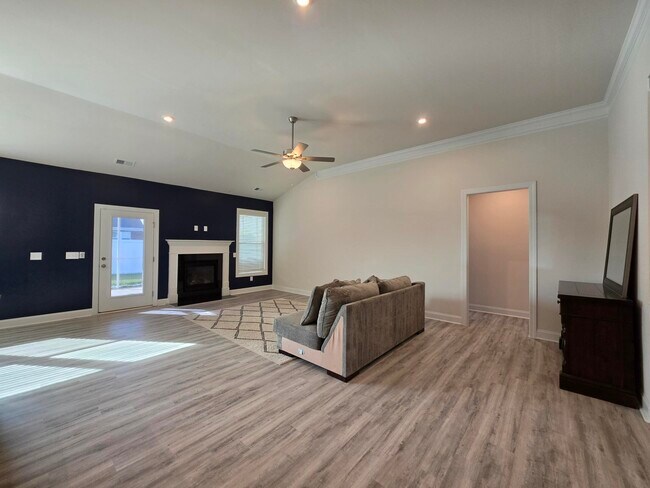 Building Photo - 3360 Rustic Dr