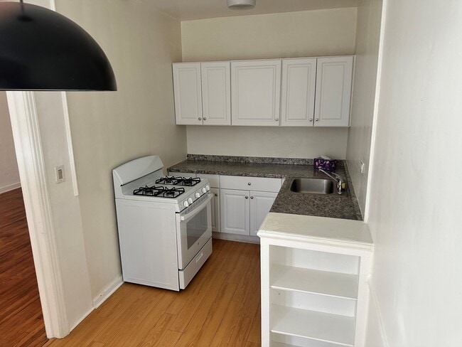 Building Photo - 315 N Sierra Bonita Ave