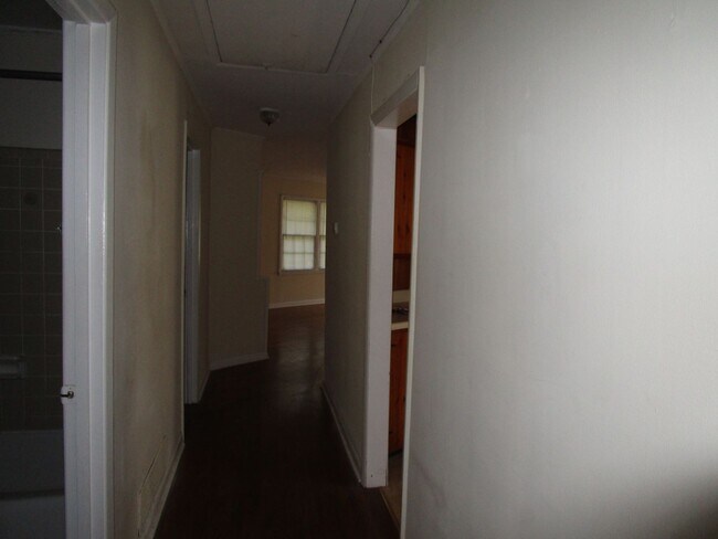 Building Photo - 3 BR, 2 BA House