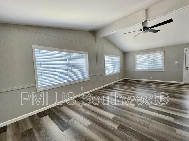 Building Photo - 738 Swan Dr