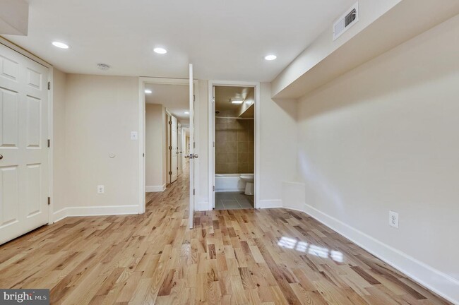 Building Photo - 926-UNIT Newington Ave