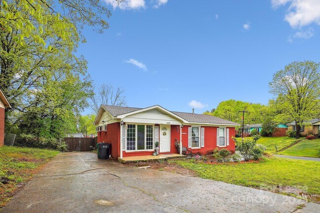 Foto del edificio - 6800 Deanwood Pl